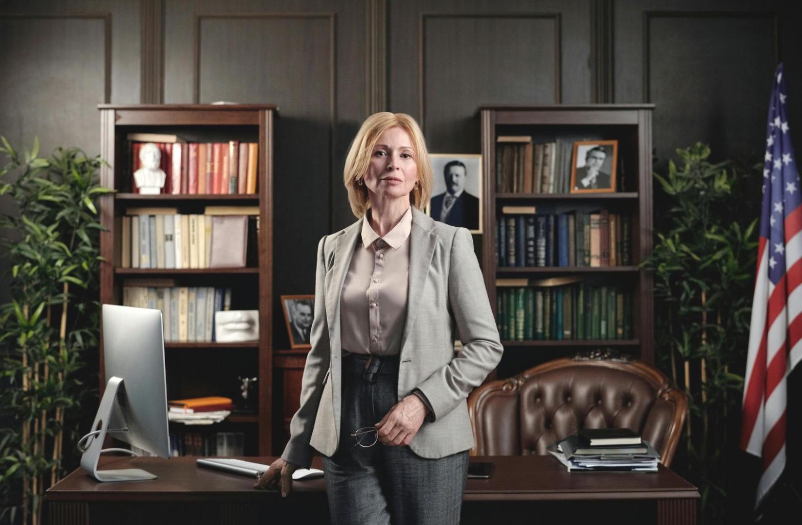 Юрист готовится к судебному заседанию с документами